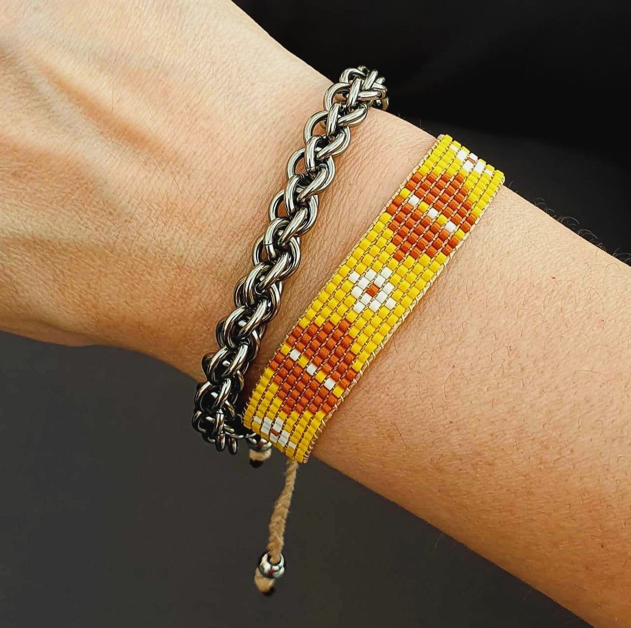 Bracelet Lósara Canari 2 Bracelet INAA Lósara en perles Miyuki Jaune porté