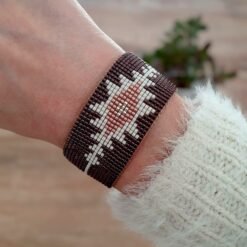 Bracelet INAA Miraya en perles Miyuki Prune porté