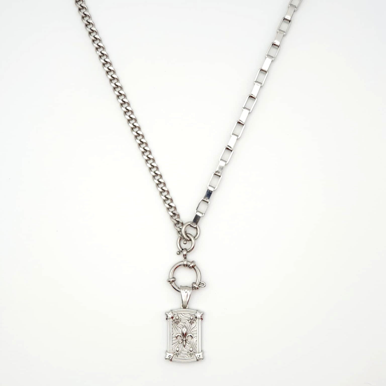 Collier Fleur de Lys 1 Collier Fleur de Lys long INAA en acier inoxydable argenté