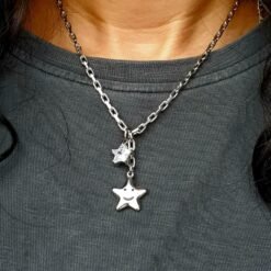 Collier Smiling Star INAA en acier inoxydable argenté porté