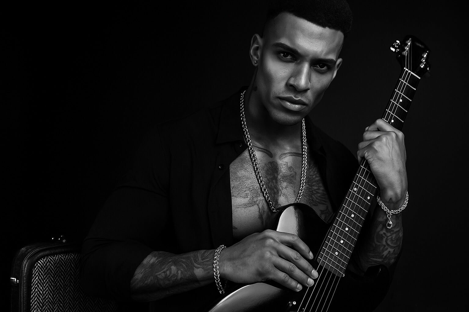 Homme avec guitare en noir et blanc