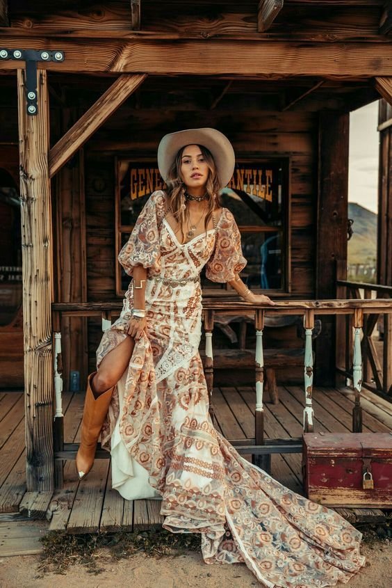 Femme bohème avec bottes
