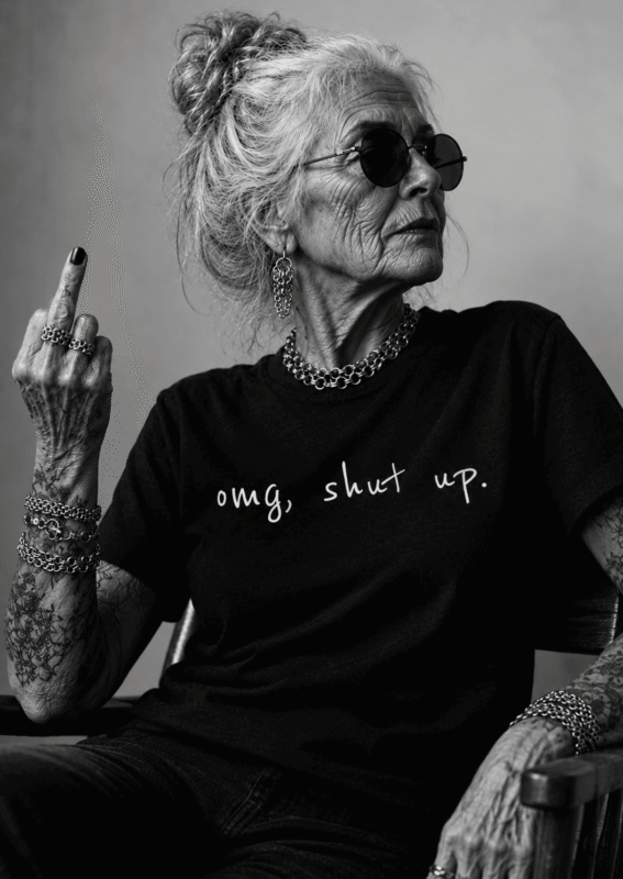 Attitude Rock Chic 1 Femme tatouée rebelle avec bijoux chainmaille INAA Jewelry